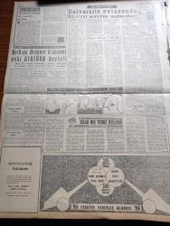 Vatan Gazetesi - 14 Haziran 1960 - Ahmed Emin Yalman Köşe Yazısı - Yatırımlardan Kalan Borç 7 Milyara Yakın - 41 Firma Demokrat Parti'ye 3,5 Milyona Yakın Teberrü Yapmış - Ankara Belediyesi'nin Açığı 122,5 Milyon Lira - Yassıadada Günler Nasıl Geçiyor Yazan Celalettin Çetin - Fevzi Lütfü Karaosmanoğlu Köşe Yazısı - Sabıkların Muhakemesi Kısa Zamanda Başlayacak - Cemal Gürsel'in Ethem Menderes'e Yazdığı Mektup Açıklandı - İnsan Bir Yerde Bellidir Yazan Mehmet Seyda Yazı Dizisi - Harbiye Orduevi Önündeki Eski Atatürk Heykeli - Üniversite Avlusunda Hürriyet Meydan Muharebesi - Özcan Ergüder - Akla Kara Yazan Emil Galip Sandalcı - Hazineye Bağışlar Hızla Devam ediyor - Kanlı Perşembe Yazan Sadun Tanju - Gece Gondolları Yazan Albert Jean Yazı Dizisi - Lüp Lüp Amca Çizgi Roman Ric - Tonton Agah Çizgi Roman Sade Yalçın - Üniversite Dün Açıldı - Futbol Federasyonu Heyeti Değişiyor - Zeki Ömer Defne Şiir Deniz Uyandı - Beşiktaş 3 Futbolcu İle Ön Anlaşma Yaptı - Cemal Gürsel Kupası Maçları
