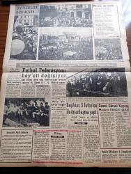 Vatan Gazetesi - 14 Haziran 1960 - Ahmed Emin Yalman Köşe Yazısı - Yatırımlardan Kalan Borç 7 Milyara Yakın - 41 Firma Demokrat Parti'ye 3,5 Milyona Yakın Teberrü Yapmış - Ankara Belediyesi'nin Açığı 122,5 Milyon Lira - Yassıadada Günler Nasıl Geçiyor Yazan Celalettin Çetin - Fevzi Lütfü Karaosmanoğlu Köşe Yazısı - Sabıkların Muhakemesi Kısa Zamanda Başlayacak - Cemal Gürsel'in Ethem Menderes'e Yazdığı Mektup Açıklandı - İnsan Bir Yerde Bellidir Yazan Mehmet Seyda Yazı Dizisi - Harbiye Orduevi Önündeki Eski Atatürk Heykeli - Üniversite Avlusunda Hürriyet Meydan Muharebesi - Özcan Ergüder - Akla Kara Yazan Emil Galip Sandalcı - Hazineye Bağışlar Hızla Devam ediyor - Kanlı Perşembe Yazan Sadun Tanju - Gece Gondolları Yazan Albert Jean Yazı Dizisi - Lüp Lüp Amca Çizgi Roman Ric - Tonton Agah Çizgi Roman Sade Yalçın - Üniversite Dün Açıldı - Futbol Federasyonu Heyeti Değişiyor - Zeki Ömer Defne Şiir Deniz Uyandı - Beşiktaş 3 Futbolcu İle Ön Anlaşma Yaptı - Cemal Gürsel Kupası Maçları