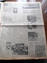 Vatan Gazetesi - 11 Eylül 1961 - Yeni Partilerin De Adayları Belli Oldu - Nilüfer Gürsoy Yeni Türkiye Partisi Kütahya Adayı - Ragıp Gümüşpala Ankara'ya Döndü - Yeni Grev Tasarısı Bakanlığa Verildi - Tramvaylar Gitti Rayları Kaldı Yadigar - Buğday Bankası Gangsteri Polise Silah Çekip Kaçtı - Yedek Subayların Celbi İçin Türkiye Milli Talebe Federasyonu Müracaat Etti - Ünlü Amerikalı Model Doris Ellis - Adalet Partisi İl Başkanı Muhittin Güven İsmet İnönü Adalet Partisi'nin Kuvvetini Kabul Ediyor Dedi - Gavurdağlı Fatma Serhan'ın Romanı Yazı Dizisi - Sendikalar Birliği Çalışmasını Hızlandırdı -  Hayri Bilgin Kaçamazsın Şarkısını Çalmayınca Dayak Yedi - 12 Afrika Devleti Müşterek Bir Savunma Paktı İmzaladı - Berlin Film Festivaline Katılan Türk Film Artisti Lale Oraloğlu Londra Radyosunda -  Pearl Harbour Olayı Dolasıyla Yazan Amiral Burhan Erilkun - Doludizgin Samim Kocagöz'ün Romanı Yazı Dizisi - Tevfik Fikret - Dünya Nelere Gülüyor Karikatür - Fenerbahçe Altay'a Yenildi - Galatasaray