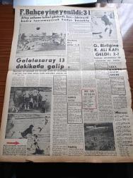 Vatan Gazetesi - 11 Eylül 1961 - Yeni Partilerin De Adayları Belli Oldu - Nilüfer Gürsoy Yeni Türkiye Partisi Kütahya Adayı - Ragıp Gümüşpala Ankara'ya Döndü - Yeni Grev Tasarısı Bakanlığa Verildi - Tramvaylar Gitti Rayları Kaldı Yadigar - Buğday Bankası Gangsteri Polise Silah Çekip Kaçtı - Yedek Subayların Celbi İçin Türkiye Milli Talebe Federasyonu Müracaat Etti - Ünlü Amerikalı Model Doris Ellis - Adalet Partisi İl Başkanı Muhittin Güven İsmet İnönü Adalet Partisi'nin Kuvvetini Kabul Ediyor Dedi - Gavurdağlı Fatma Serhan'ın Romanı Yazı Dizisi - Sendikalar Birliği Çalışmasını Hızlandırdı -  Hayri Bilgin Kaçamazsın Şarkısını Çalmayınca Dayak Yedi - 12 Afrika Devleti Müşterek Bir Savunma Paktı İmzaladı - Berlin Film Festivaline Katılan Türk Film Artisti Lale Oraloğlu Londra Radyosunda -  Pearl Harbour Olayı Dolasıyla Yazan Amiral Burhan Erilkun - Doludizgin Samim Kocagöz'ün Romanı Yazı Dizisi - Tevfik Fikret - Dünya Nelere Gülüyor Karikatür - Fenerbahçe Altay'a Yenildi - Galatasaray
