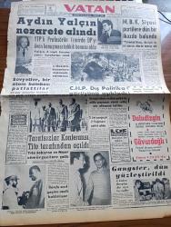 Vatan Gazetesi - 2 Eylül 1961 - Yeni Türkiye Partili Profesör Aydın Yalçın Nezarete Alındı - Sovyetler Bir Atom Bombası Patlattılar - Milli Birlik Komitesi Siyasi Partilere Dün Bir İkazda Bulundu - Tarafsızlar Konferansı Tito Tarafından Açıldı - Cumhuriyet Halk Partisi Dış Politika Görüşünü Açıkladı - Kemal Tahir'in Romanı Yorgun Savaşçı Yazı Dizisi - Necati Cumalı Köşe Yazısı - Yeni Şehir Hattı Gemileri - Amerikan Başkanı Kennedy Sovyet Kararının Atomik Olduğunu Söyledi - Cezayir'de Müslüman Ve Fransız Yerliler Çarpıştılar - Oktay Akbal Köşe Yazısı - Rüzgar Baba Çizgi Roman Guy Bara - Hoş Memo Karikatür - Venedik Film Festivali - Rusya Avrupa Cephesinde Atom Silahı Kullanmayacak - Dünya Nelere Gülüyor Karikatür - Noyan Amca Dert Dinliyor - Bugün 6 Milli Lig Maçı Var - At Yarışları - Güreş Federasyonu Bugün Toplanıyor - Beşiktaş Taksim Maçına Hazırlanıyor - Kasımpaşa'dan Galatasaray'a Geçen Ali İhsan İçin Federasyon Karar Verecek - Mithatpaşa Stadı - 19 Mayıs Stadı - Galatasaray Takımı