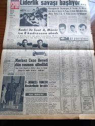 Vatan Gazetesi - 9 Eylül 1961 - Devlet Başkanı Cemal Gürsel Parkta Hakları Sohbet Etti - Memurların Tarafsızlığı İçin Tebliğ Yayınlandı - Profesör Doktor Yavuz Abadan Köşe Yazısı - Mümtaz Tarhan Beraat Etti - Rusların Sergisine İzin Yok - Sabotajcıların Sabık Demokrat Partili Olduğu Anlaşıldı - Cumhuriyet Halk Partisi 38 Yaşında - Sendikalı İşçilere Baskı Yapılıyormuş - Gavurdağlı Fatma Serhan'ın Romanı Yazı Dizisi - Milliyet Sosyal Güvenlik Kongresi 23 Eylül'de Toplanıyor - Gangster Nefreti Yazan Necati Cumalı Köşe Yazısı - Paul Rotha'nın Hitler'i - Rüzgar Çelebi Çizen Guy Bara - Batı Almanya Askerlik Süresini Ve Asker Mevcudunu Arttırmak İstiyor - Oktay Akbal Köşe Yazısı - İsrail'de Ben Gurion Kabineyi Kurmaktan Vazgeçti - Dünya Nelere Gülüyor Karikatür - Cezayir'in 40 Temmuz İhtilâli - Doludizgin Samim Kocagöz'ün Romanı Yazı Dizisi - Noyan Amca Dert Dinliyor - Vita Yağ - Opon Ağrı Kesici - Demirspor Karagümrük İle Mithatpaşa Stadında Karşılaşacak - Fenerbahçeli Tuncer Kabaner
