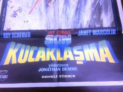 SON KUCAKLAŞMA (Last Embrace), 1979, ORİJİNAL SİNEMA FİLM ÇİZİM AFİŞİ / POSTERİ, - BÜYÜK BOY - ORİJİNAL - 100 X 68 cm EBADINDA - Original Turkish Big Size Movie Poster - Jonathan Demme, Murray Teigh Bloom, David Shaber, Roy Scheider, Janet Margolin, John Glover, Sam Levene, Charles Napier, Christopher Walken, Jacqueline Brookes, David Margulies, Andrew Duncan, Marcia Rodd, Gary Goetzman, ÖZEN FİLM, ÇİZER: ORHAN AKKAPLAN