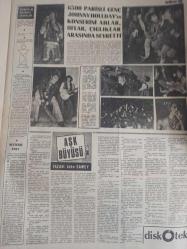 ABC Magazin Haftalık Aktüalite Sinema Tiyatro Müzik ve Magazin Gazetesi - Deniz Zorlu - Bedri Çapa - Özel Giray - Mehmet Beykont - Aytu Tamer - Nilgün Çiçek - Hamdi Şensöy - Şahap Koptagel - İrfan İnanç - Yıldızınız diyor ki - Bilmece Bulmaca Eğlence - Bundan Sonrası Ne Olacak - Mini Sosyete - Sedat Tuna - Gülriz Dilmaç - Ümit Yaşar Oğuzcan - Turhan Oğuzbaş - Nurhan Damcıoğlu - Ayfer Feray - Nisa Serezli - Ahmet Gülhan - Dirilen Kedi - Alfred Hitchcock - Zarif Bir Kadın - Sis daha da artmıştı genç kadın cesedi delikten aşağı itti - Suç Kimde - Nisan 1 - 6500 Paris'li Genç Johnny Hollday'ın konserini ahlar, oflar, çığlıklar arasında seyretti - Aşk Büyüsü - John Sawey - Ve Hülya Koçyiğit, Seman Özcan'ın rolünü elinden aldı - Ekrem Bora cele döndü - Ajda Pekkan nihayet araba aldı - Yıldız Tezcan'ın filmi - Türkan Şoray'a yine boyun eğdiler - Sevinç Pekin Yok oldu - Belgin Doruk Olayı - Murat Soydan, af dileyince Rüçhan Adlı insafa geldi - Gazete Tam Değildir Sadece 8 Sayfası Mevcuttur