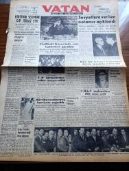 Vatan Gazetesi - 10 Mayıs 1954 - Ahmet Emin Yalman Köşe Yazısı - Kırşehir Seçimine Demokrat Parti İtiraz Etti - Çin Hindi Kuzeyinde Esir Kafileleri Görüldü - Amerikalı Tanınmış İnşaatçı Harry Morrison Seyhan Barajını İnceliyor - Kıbrıs Türkleri Muhtariyet Değil İlhak İstiyor - Teknik Okul Öğrencilerine Sabır Tavsiye Edildi - Sovyetler Birliğine Verilen Notamız Açıklandı - Başbakan Adnan Menderes Gazetecilere Ziyafet Verdi - Denizde İsyan Yazan Herman Wouk Yazı Dizisi - İstanbul'a Hasta Akını Önlenecek - Fotoğraflarla Haberler - General Ali Fuat Cebesoy'un Siyasi Hatıraları Yazı Dizisi - Büyük Bir Operet Bestekarı Emmerich Kalman - Ramazan Geceleri Karagöz - Jigolo Yazan Daniel Harper Yazı Dizisi - Galatasaray Beşiktaş'ı Dün 3 0 Mağlup Etti - Serbest Güreş Müsabakaları - Bahar Kupası Atletizm Yarışmaları - Şişli Terakki Lisesi'nin 75. Yıldönümü - Ayfer Feray Puro Tuvalet Sabunu Kullanıyorum Diyor - Çapamarka - Gripin - Ankara İstanbul İzmir Radyosu Programı - Bulmaca -T.M.G.T Toplantısı