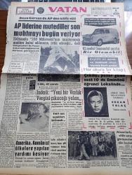 Vatan Gazetesi - 8 Haziran 1962 - İhsan Gürsan Da Adalet Partisinden İstifa Etti - Şevket Süreyya Aydemir Köşe Yazısı - Vatan Gazetesinin İlk Hediye Çekilişini Genç Neslin Sevilen Takdimcisi Erkan Yolaç Takdim Edecek - Türk Hava Yollarının Uçakları Bitlendi - Amerika Komünist Ülkelere Yapılan Yardımı Kesiyor - Almanlara Silah Satışı Görüşmeleri Dün Başladı - İsmet İnönü Yeni Bir Varlık Vergisi Çıkacağı Yalan - Profesörlerin Siyasetten Uzak Kalması İstendi - Burhan Arpad Köşe Yazısı - Chapman Raporu Yazan İrving Wallas Yazı Dizisi - 200 Hamal Vilayet Önünde Protesto Gösterisi Yaptı - Yanlış Yorum Yazan Sami Kocagöz - Franco Ayinlerin Radyo İle Yayınını Yasakladı - Kale Tavas'ın Dramı Devam Eder Yazan Kemal Bilbaşar - Kulüp Film'in 1962 Harikası Kurşun Yağmuru - Eşref Kolçak - Ahmet Tarık Tekçe - İngiltere'de Ara Seçimi İşçi Partisi Kazandı - Üç Perdelik Cinayet Yazan Agatha Christie Çeviren Ülkü Tamer - Fenerbahçe Takımı Avrupa Şampiyonu Benfica İle Karşılaşıyor - Hakkı Yeten Evleniyor