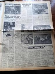 Vatan Gazetesi - 19 Temmuz 1954 - Ahmet Emin Yalman Köşe Yazısı - Cenevre'de Gergin Hava Biraz Azaldı - Altı Kanada Tepkili Uçağı Dün Törenle Teslim Alındı - Malatya Suikasti Davası 21 Ay Sürdü - Vatan Gazetesi Başyazarı Ahmet Emin Yalman'a Yapılan Suikastin Davası - Lübnan Dışişleri Bakanı Alfred Nakkaş Memleketimize Gelecek - Milli Eğitim Bakanı Celal Yardımcı'nı  Verdiği Beyanat - Denizde İsyan Yazan Herman Wouk Yazı Dizisi - Unkapanı Köprüsü De Bozuldu - Seçmen Kütükleri Ay Sonuna Kadar Tamamlanacak - McCarthy Hitler'e Benzetildi - İran Rus Notasına Sert Cevap Verdi - Türk Devriyeleri Suriye Topraklarına Girmiş - General Ali Fuat Cebesoy'un Siyasi Hatıraları Yazı Dizisi - Avrupalı Kralların Aylıkları - Tarsus Vapuru Yolcuları Havana'da Güzel Vakit Geçirdiler - Bu Yerin Ötesinde Yazan Cronin Yazı Dizisi - Uçan Otomobil İcad Edildi - Almanya Bugünün Sürprizi Ve Yarının Favori Takımıdır - Dünyanın En İyi On Futbolcusu - Yüzücü Doğan Şahin Yeni Türkiye Rekoru Kırdı - Fenerbahçe