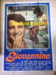 Giovannino, ORİJİNAL İTALYANCA SİNEMA FİLM AFİŞİ / POSTERİ - 1976, - ORİJİNAL - DEV NOY - 140 X 100 cm EBADINDA - Original Italian Big Size Movie Poster - Paolo Nuzzi, Bruno Di Geronimo, Paolo Nuzzi, Ercole Patti, Christian De Sica, Tina Aumont, Jenny Tamburi, Carole André, Piero Vida, Giuliana Calandra, Miguel Bosé, Imma Piro, Sara Rapisarda, 	Brizio Montinaro, Delia Boccardo, María Mercader, Saro Urzì, Stefania Spugnini
