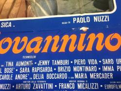Giovannino, ORİJİNAL İTALYANCA SİNEMA FİLM AFİŞİ / POSTERİ - 1976, - ORİJİNAL - DEV NOY - 140 X 100 cm EBADINDA - Original Italian Big Size Movie Poster - Paolo Nuzzi, Bruno Di Geronimo, Paolo Nuzzi, Ercole Patti, Christian De Sica, Tina Aumont, Jenny Tamburi, Carole André, Piero Vida, Giuliana Calandra, Miguel Bosé, Imma Piro, Sara Rapisarda, 	Brizio Montinaro, Delia Boccardo, María Mercader, Saro Urzì, Stefania Spugnini