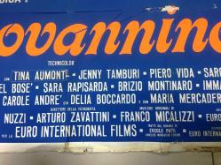 Giovannino, ORİJİNAL İTALYANCA SİNEMA FİLM AFİŞİ / POSTERİ - 1976, - ORİJİNAL - DEV NOY - 140 X 100 cm EBADINDA - Original Italian Big Size Movie Poster - Paolo Nuzzi, Bruno Di Geronimo, Paolo Nuzzi, Ercole Patti, Christian De Sica, Tina Aumont, Jenny Tamburi, Carole André, Piero Vida, Giuliana Calandra, Miguel Bosé, Imma Piro, Sara Rapisarda, 	Brizio Montinaro, Delia Boccardo, María Mercader, Saro Urzì, Stefania Spugnini