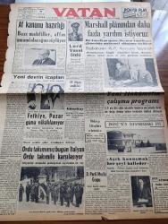 Vatan Gazetesi - 25 Mayıs 1950 - Af Kanunu Hazırlığı - Adalet Bakanı Halil Özyörük - Yeni Devri İcapları Ahmet Emin Yalman Köşe Yazısı - Fethiye Pazar Günü Nikahlanıyor - Ordu Takımımız Bugün İtalyan Ordu Takımıyla Karşılaşıyor - Mektep Kitapları Tröstü - Yeni Hükümetin Çalışma Programı - Lord Vavel Öldü - İtham Eden Gözler Yazan Henry Bordeaux Yazı Dizisi - Ecnebi Garsonlar Çalışmayacak - Affın Başına Gelenler Mehmet Ali Sebük - Mevsim Dolasıyla Vapur Yolcuları Artıyor - Marshall Planından Daha Fazla Yardım İstiyoruz - Truman'ın Nutku Amerika Asla Teslim Olmaz - İstanbul Belediyesi Borçlarını Ödüyor - Okullararası Atletizm Müsabakaları - Resmi Otomobil Saltanatının Sonu - İran Milli Futbol Takımı Bugün İstanbul'a Gelecek - Kanuni Sultan Süleyman Yazan Feridun Fazıl Tülbentçi Yazı Dizisi - Çankayşek'e Silah Götürdüm Yazan Sinan Korle Yazı Dizisi - Amerikan Waites Diş macunu - Aga Radyo - Parker 51 Dolma Kalem - Bulmaca - Ankara İstanbul Radyosu Programı - Kiwi Dark Ayakkabı Boyası