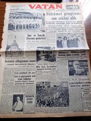 Vatan Gazetesi - 27 Mayıs 1950 - Spor Ve Gençlik Bayramı Gösterileri - Acemisi Olduğumuz Sanat Yazan Ahmet Emin Yalman - Hükümet Programı Son Şeklini Aldı - Büyük Millet Meclisinin Dünkü Toplantısı - Malatya Milletvekili İsmet İnönü Dün Yemin Etti -  Pasta Ve Şekerlemelerde Anilin Boyası Kullanılıyor - Belediyenin Florya'daki Tesisleri - İtham Eden Gözler Yazan Henry Bordeaux Yazı Dizisi - Üsküdar Türk Kolejinin Vereceği Temsil - Şehir Hatları Vapurları İlan Kabul Edecek - Radyo Telefon Telgraf Haberleri - Nihat Erim Ulus'taki Yazılarına Devam Ediyor - Mavi Gömleklilerin Berlin'e Akınları - Sovyetler İran'da 5 Millik Arazi İşgal Ettiler - Dolmabahçe Sarayı Adliye Olmalı Mı - Türkiye İran Milli Maçı Yarın Oynanıyor - Bir Kız Kendini Üçüncü Kattan Attı - Amerikan Başkanı Truman'ın Celal Bayar'ı Tebriki -  Kanuni Sultan Süleyman Yazan Feridun Fazıl Tülbentçi Yazı Dizisi - Okuyucu Şikayeti - Bulmaca - Jawa Çekoslovakya Motosikletleri - Tempo Kamyonetleri - Alman Herford Motorları