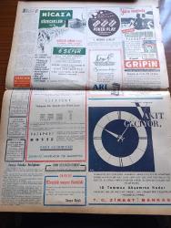 Vatan Gazetesi - 12 Temmuz 1953 - Doğu Almanya'ya Amerikan Yardımı - Cehennemde Kavga Yazan Ahmet Emin Yalman Köşe Yazısı - Edip Çiçekli Suriye Cumhurbaşkanı Oldu - Amerika Güney Kore İle Anlaştı - Havai Elektrik Nakil Hattı Yapılacak - General Necip Halkı Daha Az Ekmek Yemeğe Davet Etti - Ahmet Tahtakılıç'ın Da İfadesi Alındı - İçimizdeki Şeytan Yazan Raymond Rodiguet Yazı Dizisi - İsmail Atalay'ın Demokrat Parti'den İstifası - Süveyş Kanalının Müdafaası İçin Mısır Teklifi - Fotoğraflarla Haberler - Everest Fatihi Tenzing Londra İklimine Dayanamadı - Haliçte Fabrika Ve Havuzlarda Sanık Olarak Beş Kişi Yakalandı - General Electric Ampul - İstanbul Kapılarında Fethin Büyük Tarihi Romanı Yazan Feridun Fazıl Tülbentçi Yazı Dizisi - Üsküdar Selimiye Camiinde Hatim Duası - Haşim Mardin'in Raman Tankeri İzmir'e Gidiyor - Avrupa Güzellik Müsabakası - Gripin - Poker Play Traş Bıçağı - İstanbul Ankara İzmir Radyosu Programı - Arı Unları - Ziraat Bankası - Kasım Gülek Hesabımız Millet Önünde