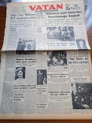 Vatan Gazetesi - 18 Temmuz 1953 - Kurtarıcı Kararlar Yazan Ahmet Emin Yalman Köşe Yazısı - Asliye Ceza Mahkemesi Millet Partisi'nin İtirazını Reddetti - Muhtar Seçimleri Geri Kaldı - Dünya Kraliçesi Dün Gece Seçildi - Türkiye Hakkında Hazırlanan Filmlere Dair Tenkidler - NATO Mayın Dökme Manevraları - Seyhan Barajının İnşası Ankara'da İhale Edildi - Naboland Davasına Devam Ediliyor - Profesör İsmet Alkan Dün Defnedildi - Yeni Sabah Gazetesinde Son İrtica Çığlıkları - Burhan Apaydın - Adana Vapuru Barselona'ya Gidecek - İçimizdeki Şeytan Yazan Raymond Rodiguet Yazı Dizisi - Doğu Berlin'de Yeni Ayaklanmalar - Hoş Memo Karikatür - İstanbul Kapılarında Fethin Büyük Tarihi Romanı Yazan Feridun Fazıl Tülbentçi Yazı Dizisi - İstanbul Enternasyonal Basketbol Turnuvası - Sanatkar Bir Ailenin Kızı Şirin Devrim - Yeni Bir Gün Doğacak Yazan Emmanuel Robles Yazı Dizisi - Amerika'nın Sesi'nin Televizyon Programları - Hüsnü Coşar - Ölüm Yıldönümünde Şevki Bey - Elmalı'da Yeni Bendin İnşası