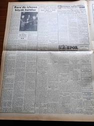 Vatan Gazetesi - 18 Temmuz 1953 - Kurtarıcı Kararlar Yazan Ahmet Emin Yalman Köşe Yazısı - Asliye Ceza Mahkemesi Millet Partisi'nin İtirazını Reddetti - Muhtar Seçimleri Geri Kaldı - Dünya Kraliçesi Dün Gece Seçildi - Türkiye Hakkında Hazırlanan Filmlere Dair Tenkidler - NATO Mayın Dökme Manevraları - Seyhan Barajının İnşası Ankara'da İhale Edildi - Naboland Davasına Devam Ediliyor - Profesör İsmet Alkan Dün Defnedildi - Yeni Sabah Gazetesinde Son İrtica Çığlıkları - Burhan Apaydın - Adana Vapuru Barselona'ya Gidecek - İçimizdeki Şeytan Yazan Raymond Rodiguet Yazı Dizisi - Doğu Berlin'de Yeni Ayaklanmalar - Hoş Memo Karikatür - İstanbul Kapılarında Fethin Büyük Tarihi Romanı Yazan Feridun Fazıl Tülbentçi Yazı Dizisi - İstanbul Enternasyonal Basketbol Turnuvası - Sanatkar Bir Ailenin Kızı Şirin Devrim - Yeni Bir Gün Doğacak Yazan Emmanuel Robles Yazı Dizisi - Amerika'nın Sesi'nin Televizyon Programları - Hüsnü Coşar - Ölüm Yıldönümünde Şevki Bey - Elmalı'da Yeni Bendin İnşası