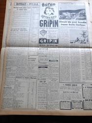 Vatan Gazetesi - 18 Temmuz 1953 - Kurtarıcı Kararlar Yazan Ahmet Emin Yalman Köşe Yazısı - Asliye Ceza Mahkemesi Millet Partisi'nin İtirazını Reddetti - Muhtar Seçimleri Geri Kaldı - Dünya Kraliçesi Dün Gece Seçildi - Türkiye Hakkında Hazırlanan Filmlere Dair Tenkidler - NATO Mayın Dökme Manevraları - Seyhan Barajının İnşası Ankara'da İhale Edildi - Naboland Davasına Devam Ediliyor - Profesör İsmet Alkan Dün Defnedildi - Yeni Sabah Gazetesinde Son İrtica Çığlıkları - Burhan Apaydın - Adana Vapuru Barselona'ya Gidecek - İçimizdeki Şeytan Yazan Raymond Rodiguet Yazı Dizisi - Doğu Berlin'de Yeni Ayaklanmalar - Hoş Memo Karikatür - İstanbul Kapılarında Fethin Büyük Tarihi Romanı Yazan Feridun Fazıl Tülbentçi Yazı Dizisi - İstanbul Enternasyonal Basketbol Turnuvası - Sanatkar Bir Ailenin Kızı Şirin Devrim - Yeni Bir Gün Doğacak Yazan Emmanuel Robles Yazı Dizisi - Amerika'nın Sesi'nin Televizyon Programları - Hüsnü Coşar - Ölüm Yıldönümünde Şevki Bey - Elmalı'da Yeni Bendin İnşası