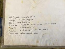 OKUL ÖDEVİ RESİM ÇALIŞMASI: ÖĞRENCİ: BİNNUR SAKA - ÖĞRETMEN: M. ZEKİ KUŞOĞLU - 25.10.1990 - MUKAVVA ÜZERİNE YUNUS EMRE VE DALINDA BİR GÜL KONULU RESİM - 30 x 22 cm EBADINDA