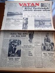 Vatan Gazetesi - 2 Temmuz 1953 - Ahmet Emin Yalman Köşe Yazısı - Raman Tankerine El Kondu - Millet Partisi'ndeki Çöküntü Devam Ediyor - Saidi Kürdi'nin Vatan Gazetesi Aleyhine Açtığı Dava- Tanzim Satışları Devam Ediyor - Denizcilik Bayramı Dün Törenle Kutlandı - Başbakan Adnan MENDERES İstanbul'da - Kadınlar Tekkesi Yazan Refik Halid Karay Yazı Dizisi - İstanbul Mahkemeleri Yazan Mehmet Ali Sebük - Karabük Demir Ve Çelik İşçileri Sendikası Mahkeme Kararıyla Üç Ay Kapatıldı - Türkiye Ve Suriye Yazan Altemur Kılıç - Hoş Memo Karikatür - Vefa Giresun Beşiktaş Takımını Yendi - Tiyatro Musiki Resim Heykel Edebiyat - İstanbul Kapılarında Fethin Büyük Tarihi Romanı Yazan Feridun Fazıl Tülbentçi Yazı Dizisi - Öğretim Eğitim Gençlik Köşesi - Yeni Bir Gün Doğacak Yazan Emmanuel Robles Yazı Dizisi - Gripin - İktisat Ve Piyasa - Borsa - Silahlı Kuvvetler Arası Pentatlon Şampiyonası - Puro Tuvalet Sabunu - Ordulararası Atletizm Müsabakası - İki Güreş Hakemimize Madalya Verilecek - Tunus Veliahtı
