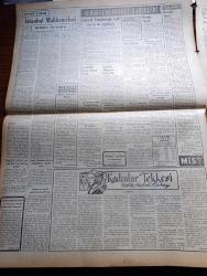 Vatan Gazetesi - 2 Temmuz 1953 - Ahmet Emin Yalman Köşe Yazısı - Raman Tankerine El Kondu - Millet Partisi'ndeki Çöküntü Devam Ediyor - Saidi Kürdi'nin Vatan Gazetesi Aleyhine Açtığı Dava- Tanzim Satışları Devam Ediyor - Denizcilik Bayramı Dün Törenle Kutlandı - Başbakan Adnan MENDERES İstanbul'da - Kadınlar Tekkesi Yazan Refik Halid Karay Yazı Dizisi - İstanbul Mahkemeleri Yazan Mehmet Ali Sebük - Karabük Demir Ve Çelik İşçileri Sendikası Mahkeme Kararıyla Üç Ay Kapatıldı - Türkiye Ve Suriye Yazan Altemur Kılıç - Hoş Memo Karikatür - Vefa Giresun Beşiktaş Takımını Yendi - Tiyatro Musiki Resim Heykel Edebiyat - İstanbul Kapılarında Fethin Büyük Tarihi Romanı Yazan Feridun Fazıl Tülbentçi Yazı Dizisi - Öğretim Eğitim Gençlik Köşesi - Yeni Bir Gün Doğacak Yazan Emmanuel Robles Yazı Dizisi - Gripin - İktisat Ve Piyasa - Borsa - Silahlı Kuvvetler Arası Pentatlon Şampiyonası - Puro Tuvalet Sabunu - Ordulararası Atletizm Müsabakası - İki Güreş Hakemimize Madalya Verilecek - Tunus Veliahtı