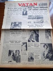 Vatan Gazetesi - 3 Temmuz 1953 - Meclis'te Askerî Yardım İçin Dün Görüşmeler Oldu - İtalyan Kabinesini De Gasperi Kuracak - Millet Partisi Hakkında Adli Tabikat Yapılıyor -  Raman Petrol Tankeri İstanbul'a Hareket Etti - Sebze Ve Meyveciler Mağlup Oluyorlar - 1953 Türkiye Güzellik Kraliçesi Ayten Akyol Taç Giydi - Amerika Güney Kore Görüşmesi Kesiliyor - Kraliçe 2. Elizabeth İrlanda'yı Ziyareti Protesto Edildi - Kadınlar Tekkesi Yazan Refik Halid Karay Yazı Dizisi -  Doğubank'ın Galata Şubesi Açıldı - İki Araba Vapuru Çarpıştı - 36 Eroinman Hastaneye Yatırıldı - Eskişehir Memleket Hastanesi Yapılıyor - Hoş Memo Karikatür - İsveç Hükümeti Naboland Davasını Protesto Ediyor - İstanbul Kapılarında Fethin Büyük Tarihi Romanı Yazan Feridun Fazıl Tülbentçi Yazı Dizisi - Uyanan Kıta Afrika Yazan Tunç Yalman - Yeni Bir Gün Doğacak Yazan Emmanuel Robles Yazı Dizisi - Doğu Berlin Ayaklanması Nasıl Başladı Nasıl Bastırıldı - Şoförler Arasındaki Futbol Maçı - Puro Tuvalet Sabunu
