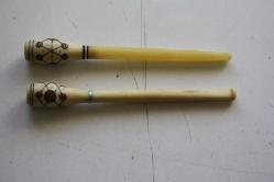 2 ADET ANTİKA KEMİKTEN YAPILMIS İŞLEMELİ VİNTAGE SİGARA AĞIZLIĞI   (TEKNIK MAVI KUTU