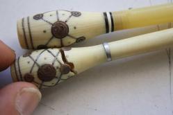 2 ADET ANTİKA KEMİKTEN YAPILMIS İŞLEMELİ VİNTAGE SİGARA AĞIZLIĞI   (TEKNIK MAVI KUTU