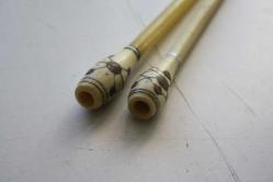 2 ADET ANTİKA KEMİKTEN YAPILMIS İŞLEMELİ VİNTAGE SİGARA AĞIZLIĞI   (TEKNIK MAVI KUTU