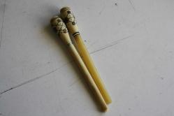 2 ADET ANTİKA KEMİKTEN YAPILMIS İŞLEMELİ VİNTAGE SİGARA AĞIZLIĞI   (TEKNIK MAVI KUTU