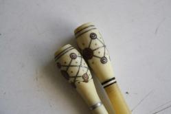 2 ADET ANTİKA KEMİKTEN YAPILMIS İŞLEMELİ VİNTAGE SİGARA AĞIZLIĞI   (TEKNIK MAVI KUTU