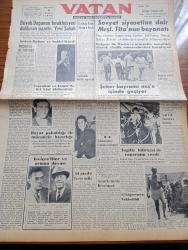 Vatan Gazetesi - 15 Haziran 1953 - Ahmet Emin Yalman Köşe Yazısı - Büyük Doğu'nun Bıraktığı Yeri Dolduran Gazete Yeni Sabah - Şükrü Baban Ve Saidi Kürdi - Kamboç Kralı Noradom Sihanouk Siyam'a kaçtı - Hayat Pahalılığı İle Mücadele Hazırlığı - Şeker Bayramı Neşe İçinde Geçiyor - Amerika Seçimlerinde Demokrat Parti Namzedi Stevenson Okyanusa Girerken Fotoğraf - Naboland Şilebi İle Dumlupınar Denizaltısı Çarpışması Davasında İngiliz Bilirkişi De Raporunu Verdi - Türk Generalleri Kore'ye Vardılar - Kadınlar Tekkesi Yazan Refik Halid Karay Yazı Dizisi - Taş Kız Filmi Çevriliyor - Çatalca'da Köylülere Toprak Dağıtıldı - Everest Tepesine Çıkanların İntibaları - İstanbul Kapılarında Fethin Büyük Tarihî Romanı Yazan Feridun Fazıl Tülbentçi Yazı Dizisi - Türkiye'nin İlk Milli Parkı Uludağ - Fenerbahçe Ankaragücü İle 3 3 Berabere Kaldı - Vefa Kara Kuvvetleri Takımını 1 0 Yendi - Yeni Bir Gün Doğacak Yazan Emmanuel Robles Yazı Dizisi - Puro Tuvalet Sabunu - Bulmaca - İstanbul İzmir Ankara Radyosu