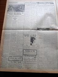 Vatan Gazetesi - 15 Haziran 1953 - Ahmet Emin Yalman Köşe Yazısı - Büyük Doğu'nun Bıraktığı Yeri Dolduran Gazete Yeni Sabah - Şükrü Baban Ve Saidi Kürdi - Kamboç Kralı Noradom Sihanouk Siyam'a kaçtı - Hayat Pahalılığı İle Mücadele Hazırlığı - Şeker Bayramı Neşe İçinde Geçiyor - Amerika Seçimlerinde Demokrat Parti Namzedi Stevenson Okyanusa Girerken Fotoğraf - Naboland Şilebi İle Dumlupınar Denizaltısı Çarpışması Davasında İngiliz Bilirkişi De Raporunu Verdi - Türk Generalleri Kore'ye Vardılar - Kadınlar Tekkesi Yazan Refik Halid Karay Yazı Dizisi - Taş Kız Filmi Çevriliyor - Çatalca'da Köylülere Toprak Dağıtıldı - Everest Tepesine Çıkanların İntibaları - İstanbul Kapılarında Fethin Büyük Tarihî Romanı Yazan Feridun Fazıl Tülbentçi Yazı Dizisi - Türkiye'nin İlk Milli Parkı Uludağ - Fenerbahçe Ankaragücü İle 3 3 Berabere Kaldı - Vefa Kara Kuvvetleri Takımını 1 0 Yendi - Yeni Bir Gün Doğacak Yazan Emmanuel Robles Yazı Dizisi - Puro Tuvalet Sabunu - Bulmaca - İstanbul İzmir Ankara Radyosu