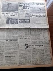 Vatan Gazetesi - 15 Haziran 1953 - Ahmet Emin Yalman Köşe Yazısı - Büyük Doğu'nun Bıraktığı Yeri Dolduran Gazete Yeni Sabah - Şükrü Baban Ve Saidi Kürdi - Kamboç Kralı Noradom Sihanouk Siyam'a kaçtı - Hayat Pahalılığı İle Mücadele Hazırlığı - Şeker Bayramı Neşe İçinde Geçiyor - Amerika Seçimlerinde Demokrat Parti Namzedi Stevenson Okyanusa Girerken Fotoğraf - Naboland Şilebi İle Dumlupınar Denizaltısı Çarpışması Davasında İngiliz Bilirkişi De Raporunu Verdi - Türk Generalleri Kore'ye Vardılar - Kadınlar Tekkesi Yazan Refik Halid Karay Yazı Dizisi - Taş Kız Filmi Çevriliyor - Çatalca'da Köylülere Toprak Dağıtıldı - Everest Tepesine Çıkanların İntibaları - İstanbul Kapılarında Fethin Büyük Tarihî Romanı Yazan Feridun Fazıl Tülbentçi Yazı Dizisi - Türkiye'nin İlk Milli Parkı Uludağ - Fenerbahçe Ankaragücü İle 3 3 Berabere Kaldı - Vefa Kara Kuvvetleri Takımını 1 0 Yendi - Yeni Bir Gün Doğacak Yazan Emmanuel Robles Yazı Dizisi - Puro Tuvalet Sabunu - Bulmaca - İstanbul İzmir Ankara Radyosu