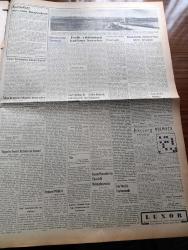 Vatan Gazetesi - 22 Mayıs 1953 - Ahmet Emin Yalman Köşe Yazısı - Birleşik Amerika İngiltere Ve Fransa Liderleri Buluşuyorlar - Gazi Yiğitbaşı İle Faik Erbaş Demokrat Parti'den Çıkarıldıklar - Ankara'da İbrahim Encen İsimli Bir Adam Öldü Ve Dirildi - Emniyet Müdürü Ahmet Tekelioğlu'nun Eroinle Mücadelesi - Tito Rus Yugoslav İhtilafı Devam Ediyor - Kadınlar Tekkesi Yazan Refik Halid Karay Yazı Dizisi - Hürriyet Mücadelesi Ve Demokrasi Yazan Tarık Zafer Tunaya - Paşabahçe Vapuru Adalara İşleyecek - Caddebostanı Açıklarında Kayalıklara İşaret Konacak - Dolmabahçe Havagazı Fabrikası Silahtarağa'ya Nakledilecek - Lütfi Kırdar İzmir Valisi Oluyor - Hoş Memo Karikatür - Uyanan Kıta Afrika Yazan Tunç Yalman Yazı Dizisi - İstanbul Kapılarında Fethin Büyük Tarihî Romanı Yazan Feridun Fazıl Tülbentçi Yazı Dizisi - Macera Bu Akşam Başlıyor Yazan Robert Collard Yazı Dizisi - Ankara Radyosunun Yeni Faaliyeti - Hac Yolu Adlı Bir Film Herkesi Hacı Yapıyor - Harpte Mussolini'ni Ve Churchill Mektuplaşmış