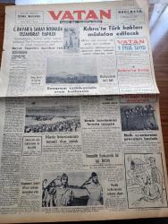 Vatan Gazetesi - 7 Eylül 1954 - Ahmet Emin Yalman Köşe Yazısı - Celal Bayar'a Saray Bosna'da Tezahürat Yapıldı - Kıbrıs'ta Türk Hakları Müdafaa Edilecek - Erzurum Tatbikatında Atom Kullanıldı - Korgeneral Selahattin Selışık 18. Kolordu Kumandanı Oldu -  Meriç Köprüsünün Temeli Dün Atıldı - Halk Oyunlarının Provaları Başladı - Denizcilik Bankasında Bir İşçi İhtilafı - Mahkemelerin Tatili Bitti - Bu Toprak Uyanacaktır Yazan Muzaffer Buyrukçu Yazı Dizisi - Adaları Güzelleştirmek İçin Kararlar - Amerika'da Rusya'yı Protesto Etti - Selçuk Vapuruna Beyrut'ta Haciz Kondu - 30 Saat İp Üzerinde Kalan Cambaz Ricardo Schneider - Hoş Memo Karikatür - Paris Müzik Festivalinde Bir Türk Bestesi Ahmed Adnan Saygun'un Yaylı Sazlar Kuarteti - Kleopatra Yazan Emil Ludwig Yazı Dizisi - Bu Yerin Ötesinde Yazan Cronin Yazı Dizisi - Kızılların Cinayet Şebekesi 5 Yazı Dizisi - Atlama Ve Dalma Şampiyonu Sammy Lee Geliyor - Neriman Köksal Puro Tuvalet Sabunu Kullanıyorum Diyor - Havagücü Futbol Takımı