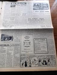 Vatan Gazetesi - 18 Aralık 1954 - Ahmet Emin Yalman Köşe Yazısı - Yunan Hükümeti Şiddetli Ve Ciddi Tedbirler Alıyor - Başvekil Adnan Menderes Yeni Yatırımlar Yapılacağını Söyledi - Mevlana Anıldı - Celal Bayar'a Kıbrıs'tan Sevinç Telgrafları Çekildi - Büyük Bir Eroin Şebekesi Tutuldu - Caddeler Açıkhava Garajı Halini Aldı - Otomobil Sevdası Yazan İsmail Ateş Yazı Dizisi - 1 Milyon Palamut Tutuldu - Bir Güzel Esmer Alman Kadını İmregard Margerete Casus Yakalandı - Çam Katliamı İstanbul'da Devam Ediyor - Antalya'da Bir Radyo İstasyonu Kuruluyor - Stalin Nasıl Öldürüldü Çeviren Rahşan Ecevit Yazı Dizisi - İstanbul'da Başıboş Köpeklerle Mücadele Lazım - Televizyonda İllüzyon Bir Kemanı 4 Kişi Çalıyor - Sir Julius Levy'nin Yükselişi Yazan Daphne Du Maurier Yazı Dizisi - Sabahçı Kahveleri Yazan Cengiz Tuncer - San Francisco'da Atoma Karşı Tedbir Alındı - Fenerbahçe Galatasaray Maçı Arifesinde - Fenerbahçe Kalecisi Şükrü Ersoy - Galatasaray Kalecisi Turgay Şeren - Beşiktaş Emniyet Maçı