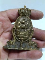 K93---YELKENLİ GEMİ VE KRAL TACI DEKORLU PİRİNÇ OBJE