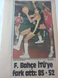 9 Şubat 1984 - Fenerbahçe - İTÜ maçında bir top kapma mücadelesi, Sarı Lacivertli takımın Amerika'lısı Winford ile Bordo Beyazlıların Amerikalısı Jerry. Top Winford'da - Fenerbahçe, İTÜ'ye fark attı: 85-52 - Gazete haberi - Tek Yaprak Arkalı Önlüdür