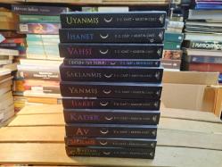 Bir Gece Evi Romanı Serisi Tam Set (11 Kitap) UYANMI, İHANET, VAHŞİ, EJDERHANIN YEMİNİ, SAKLANMIŞ, YANMIŞ, İŞARET, KADER, AV, ŞEÇİLMİŞ, BAŞTAN ÇIKARIL