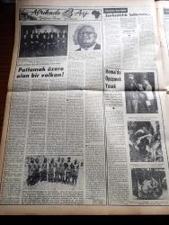Vatan Gazetesi - 8 Aralık 1953 - Ahmet Emin Yalman Köşe Yazısı - Atom'un Sır Perdesi Bugün Aralanıyor - Irak Gazetesi El Ceride Küstahlık Ediyor - Galatasaray Fenerbahçe Maçı Biletleri Karaborsada - Tahran'da Yine Karışıklık Oldu - Orman Kanunu Mecliste - Tıp Fakültesi Talebe Cemiyeti Kongresi Yapıldı - Yeşil Gözlü Soledad Yazan Greta Granor Yazı Dizisi - İETT Genel Müdürü Kamuran Görgün - Arap İsrail Görüşmeleri İçin Temaslar Yapılıyor - Tanınmış İngiliz Piyanisti Noel Newton Wood Öldü - Ortadoğu'nun En Mühim Ümidi Türkiye - Afrika'da 4 Ay Yazan Tunç Yalman Yazı Dizisi - Roma'da Öpüşmek Yasak - Caniler Yatağı Filmi Alkazar Sinemasında - Çocuk Köşesi - Veba Yazan Albert Camus Yazı Dizisi - Atatürk Kır Koşusu - San Remo Beynelmilel Basketbol Turnuvası - Fenerbahçe İstanbulspor Maçı Tehir Edildi - Çin Başbakanı Şu En Lai Tehdit Ediyor - Fransa Cumhurbaşkanı Seçimi Televizyonda Verilecek - Romancı Paul Vialar İstanbul'da - Good Year Lastikleri - Arı Bisküvileri - Bulmaca
