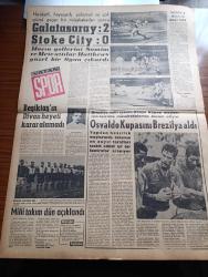 Vatan Gazetesi - 12 Mayıs 1962 - Cumhurbaşkanı Cemal Gürsel Yakında Af Çıkacak Dedi - Liderler Cemal Gürsel'i Aracı Tayin Etti - Amerikan Yazar Sidney Clark Türkiye Propaganda Yapamıyor - Beyoğlu'nda 965 Bina Yıktırılacak - Türk İş Temsilcileri Basın Toplantısında - CHP'li 63 Mebus'un Affa Karşı Önergesi geniş Tepki Yarattı - Ortadoğu Üniversitesi Sitesinin Temelini Atan Cemal Gürsel - Milli Türk Talebe Birliği'nde Yolsuzluklar Yapıldığı Öne Sürüldü - Şemsettin Arif Mardin Bükreş Büyükelçisi Oldu - Mahkum kanun Yazan İhsan Ada Yazı Dizisi - Çağlayanlı Vadi Mustafa Necati Sepetçioğlu Yazı Dizisi - 1747'den  Günümüze Kadar Ordu Ve Politika Yazan Nizamettin Nazif Tepedenlioğlu Yazı Dizisi - Fidel Castro'nun Esiri Güzel Bacaklı Tıny Paris'i Fethediyor - Açlık Grevi Yapan 86 Genç Tevkif Edildi - Uzak Doğu'da Yıldızlar Rekabeti - Galatasaray 2 Stoke City 0 - Osvaldo Kupasını Brezilya Aldı - Beşiktaş Divan Heyeti Reisi Enver Balkan - Milli Takım Dün Açıklandı - Mithatpaşa Stadında - Alsancak