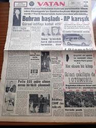 Vatan Gazetesi - 1 Haziran 1962 - Milli Cephe Hükümeti Tılsımı - Buhran Başladı Adalet Partisi Karışık - Başkan Cemal Gürsel Böyle Giderse Ben De İstifa Ederim Diyor - Genelkurmay Başkanı Orgeneral Cevdet Sunay İçimizdeki Karın Ağrısından Kurtulalım Diyor - Başbakan İsmet İnönü'nün İstifa Mektubu - Komünizm Propagandası Yaptığı Sebebiyle Yargılanan Lamia İren - Osman Bölükbaşı Cumhuriyetçi Köylü Millet Partisi'nden İstifa Etti - Füzelerimiz Birinci Oldu - Ekmeğe Zam Meselesi Yeniden Çıkmaza Girdi - Rüzgar Çelebi Çizen Guy Bara - Ünlü Fransız Sinema Sanatçısı Marie Bell İstanbul'a Geliyor - İsmet Paşa Çekilse Yazan Necdet Semizoğlu - Amerika'daki Son Buhranın Asıl Sebebi Çelik Sanayii Mi - Seylan Da Batılılara Ait Petrol Tesislerine El Koydu - Ev Kadın Moda - Üç Perdelik Cinayet Yazan Agatha Christie Yazı Dizisi - Galatasaray 3 Karagümrük 2 - Mithatpaşa Stadı - Beşiktaş Karıştı - Fenerbahçeli Eski Futbolcu Fikret Kırcan Aniden Hastalandı - Dünya Kupası Maçları Neticesi - Feriköyspor