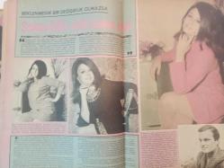 Pazar Haftalık Aktüalite Sinema Tiyatro Müzik ve Magazin Dergisi - 11 Kasım 1967 - Sayı:581 - Selda Alkor - Osman Seden Yeni Yıl Programını Açıkladı: 1968'in Gözdesi Olacak - POP Sabun Reklamı - İrfan Ünal - Ertem Eğilmez - Semiramis Pekkan - Filiz Akın - Kenan Kurt - Kartal Tibet - Zeynep Aksu - Semiramis Pekkan - Metin Erksan Filmin Çekimini Bırakınca Evdeki Hesap Çarşıya Uymadı - Türkan Şoray - Ediz Hun - Sema Özcan Aşkı Sona Erdi - Caniler Kralı Cinsiyet Değiştirdi - Dişi Killing Gülgün Erdem - Hanımların Köşesi - Yıldız Falınız - İzzet Günay: Artık Eski Huzuruma Kavuştum diyor - Aysel Tanju İki Yıl Sonra Yuvaya Döndü fotoğraf ve haberi - Tam Takım Dergi