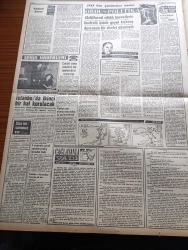 Vatan Gazetesi - 25 Nisan 1962 - Adalet Partisi'nin Kararı - Koalisyon Kurtuldu - Şevket Süreyya Aydemir Köşe Yazısı - Özel Af Çıkıyor - Amerikan Başkanı Kennedy Nükleer Denemeye Başlamak İçin Emir Verdi - Şehrin En Güzel Çocuğu Figen Küçenoğlu Seçildi - 147'lerin Tamamı Da Eski Görevlerine Dönüyorlar - İstanbul Üniversitesi Rektörü Sami Sıddık Onar - Fakir Baykurt'un Romanından Çevrilen Yılanların Öcü Filmine Gençlik Ve Halk El Ele Sahip Çıktı - Lefkoşe'de İki Türk Gazeteci Katledildi - Turgut Özatay Ve Gazanfer Özcan Fotoğraf - Çağlayanlı Vadi Yazan Mustafa Necati Sepetçioğlu Yazı Dizisi - 1747 den Günümüze Kadar Ordu Ve Politika Yazan Nizamettin Nazif Tepedenlioğlu - İstanbul'da İkinci Bir Hal Kurulacak - Babası Da Ernest Hemingway Gibi İntihar Etmişti - Milliler Beşiktaş'ı 2 0 Yendi - İtalya'daki Spor Gazeteleri Can Bartu'yu Methediyor - Palermo'nin Yeni Maçları - Pele 248 Puanla Birinci - İtalya'nın En Gözde Futbolcusu Rivera