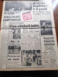 Vatan Gazetesi - 25 Nisan 1962 - Adalet Partisi'nin Kararı - Koalisyon Kurtuldu - Şevket Süreyya Aydemir Köşe Yazısı - Özel Af Çıkıyor - Amerikan Başkanı Kennedy Nükleer Denemeye Başlamak İçin Emir Verdi - Şehrin En Güzel Çocuğu Figen Küçenoğlu Seçildi - 147'lerin Tamamı Da Eski Görevlerine Dönüyorlar - İstanbul Üniversitesi Rektörü Sami Sıddık Onar - Fakir Baykurt'un Romanından Çevrilen Yılanların Öcü Filmine Gençlik Ve Halk El Ele Sahip Çıktı - Lefkoşe'de İki Türk Gazeteci Katledildi - Turgut Özatay Ve Gazanfer Özcan Fotoğraf - Çağlayanlı Vadi Yazan Mustafa Necati Sepetçioğlu Yazı Dizisi - 1747 den Günümüze Kadar Ordu Ve Politika Yazan Nizamettin Nazif Tepedenlioğlu - İstanbul'da İkinci Bir Hal Kurulacak - Babası Da Ernest Hemingway Gibi İntihar Etmişti - Milliler Beşiktaş'ı 2 0 Yendi - İtalya'daki Spor Gazeteleri Can Bartu'yu Methediyor - Palermo'nin Yeni Maçları - Pele 248 Puanla Birinci - İtalya'nın En Gözde Futbolcusu Rivera