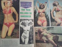 Pazar Haftalık Aktüalite Sinema Tiyatro Müzik ve Magazin Dergisi - 30 Aralık 1976 - Sayı:1058 - Seher Şeniz - Tülay Karaca - Esin Engin söyledi Aynur Aydan oynadı - Erkan Yolaç ve eşi her gün balayında - Uğur Akdora da boş zamanlarını değerlendiriyor - Yavuz Kartal - Melek Görgün - Seyyal Taner eski neşesine kavuştu - Öztürk Serengil, Kudret Şandra'ya göbek attırdı - Yılmaz Güney - Semra Özdamar - Hakan Balamir - Aytaç Arman - Müjde Ar'ın yıldızı parladı - Fikret Hakan - Ayhan Işık - Kartal Tibet - Sansür bütün yıl sinemaya korku saçtı - Nebahat Çehre - Yavuz Demir - İsmet Kasapoğlu - Emel Sayın - Arzu Okay - Meral Orhonsay - Fatma Girik dişi hamlet - Selma Güneri - Sadri Alışık - Gönül Yazar - Türkan Şoray - Yılmaz Güney - Hülya Koçyiğit - Cüneyt Arkın - Ajda Pekkan on yıl sonra Yeşilçam'da - Marisa Mell, Sadri Alışık'la oynayacak - Safa Önal - Prenses Banu fotoğraflı Pazar 1977 Takvimi Posteri - Dansöz Gamze Öz dışarda kazanıp Türkiye'de yiyor - Figen Han - Tam Takım Dergi