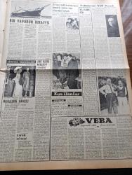 Vatan Gazetesi - 25 Kasım 1953 - Kabuslardan Sonra Yazan Ahmet Emin Yalman Köşe Yazısı - Memurlara Tazminat Verilmedi Teklif Edildi - Edirne Bugün Kurtuluşunu Kutluyor - Pakistan Devlet Reisi Gulam Muhammed Cuma Günü Geliyor - Türkiye Mısır'a Bir Nota Verdi- İngiltere'den Olan İthalat Düştü -  Başbakan Adnan Menderes Aylıkların Artırılacağını Söyledi - Atatürk'ün Naşının Anıtkabir'e Nakli Filmi - Yeşil Gözlü Soledad Yazan Greta Granor Yazı Dizisi - Olgunlaştırma Enstitüsü Şube Açıyor - Bozuk Ekmek Ve Bozuk Un - Şehir Hatları Vapurları Tamir Ediliyor - Konya'da Erkek Olan Kadın İntihar Etti - Hoş Memo Karikatür - Kılıçali Hamamı Yazan Adnan Veli Yazı Dizisi - Amerikan Havacılığı Hamle Yapıyor - Avni Dilligil Nevin Aypar Ve Aliye Rona Mahallenin Namusu Filminde Fotoğraf - Folklorcu Beli Kanık - Vefa Bugün Emniyetle Oynayacak - Millet Partisi Davasına Bugün Bakılıyor - Royal Air Ride Lastik - Arı Unları - Orion Radyo - Lazzaro Franco Kumaş - Poker Play Traş Bıçağı -  Pal Traş Bıçağı