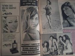 Pazar Haftalık Aktüalite Sinema Tiyatro Müzik ve Magazin Dergisi - 23 Ekim 1970 - Sayı:735 - Sevim Emre Yeşilçam'a iyice küstü - Aynur Akarsu, Yıldırım Gencer örnek çift oldular - Sadri Alışık'ı boyalı yamyamlar Afrika'ya yolcu etti - Yılmaz Güney dert yandı - Mahmut Tezcan yeni eşi üzerinde iddialı - Müşerref Tezcan - Menderes Utku - Filiz Akın'a şarkıcılık çok yakıştı - Persil Deterjan Reklamı - Raquel Welch - Ursula Andress - Dişilerin En Dişisi! - Peri Han - Güner sümer - Selda Alkor - Ayşecik Pamuk Prenses oldu - Zeynep Değirmencioğlu - Suna Selen - Salih Güney - Nuran Aksoy'un albümünden - Seher Şeniz, Feri Cansel ile savaşıyor fotoğraf ve haberi - Tam Takım Dergi