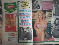 Pazar Haftalık Aktüalite Sinema Tiyatro Müzik ve Magazin Dergisi - 23 Ekim 1970 - Sayı:735 - Sevim Emre Yeşilçam'a iyice küstü - Aynur Akarsu, Yıldırım Gencer örnek çift oldular - Sadri Alışık'ı boyalı yamyamlar Afrika'ya yolcu etti - Yılmaz Güney dert yandı - Mahmut Tezcan yeni eşi üzerinde iddialı - Müşerref Tezcan - Menderes Utku - Filiz Akın'a şarkıcılık çok yakıştı - Persil Deterjan Reklamı - Raquel Welch - Ursula Andress - Dişilerin En Dişisi! - Peri Han - Güner sümer - Selda Alkor - Ayşecik Pamuk Prenses oldu - Zeynep Değirmencioğlu - Suna Selen - Salih Güney - Nuran Aksoy'un albümünden - Seher Şeniz, Feri Cansel ile savaşıyor fotoğraf ve haberi - Tam Takım Dergi