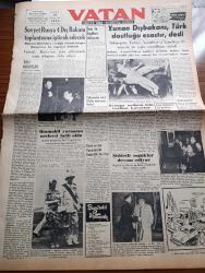 Vatan Gazetesi - 27 Kasım 1953 - Ahmet Emin Yalman Köşe Yazısı - Sovyet Rusya 4 Dış Bakanı Toplantısına iştirak Edecek - Otomobil Yarışlarının Neticesi Belli Oldu - Başbakan Adnan Menderes Ankara'ya Gitti - Öldürmeden Sanık Dilsizin Duruşması Başladı - Yunan Dış bakanı Stefanopulos Türk Dostluğu Esastır Dedi - Avrupa Ordusu İçin Verilen Kararlar - Basın Ve Ceza Kanunlarında Değişiklik Hazırlığı - Tütün Kongresi Bursa'da Toplandı - İngilterede Gece Maçı Sayısı Arttı - Yeşil Gözlü Soledad Yazan Greta Granor Yazı Dizisi - Sadık Aldoğan Başbakan Adnan Menderes'e Hakaretten Mahkum Oldu - Churchill Kabinesi Müşkül Durumda - Türk Amerikan İngiliz Dostluk Grubu Kuruldu - Samsun Liman İnşaatı Başladı - Afrika'da 4 Ay Yazan Tunç Yalman Yazı Dizisi - Kılıçali Hamamı Yazan Adnan Veli Yazı Dizisi - Yeni Bir Ticaret Şekli Senetsiz Sepetsiz Taksitle Satış - Veba Yazan Albert Camus Yazı Dizisi - Sinema Tenkidleri - Dört Dakikada İnsanı Öldüren Müthiş Bir Zehirli Gaz - Arsenal Takımının Öncülüğü