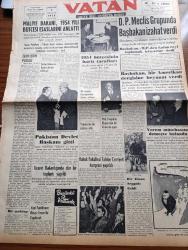 Vatan Gazetesi - 2 Aralık 1953 - Erim'lerin Pususu Yazan Ahmet Emin Yalman Köşe Yazısı - Maliye Bakanı Hasan Polatkan 1954 Yılı Bütçesi Esaslarını Anlattı - Ahmet Emin Yalman'a Suikast Davasına Bugün Devam Edilecek - Pakistan Devlet Başkanı Gulam Muhammed Gitti - Problemler Kulüp - Demokrat Parti Meclis Grubunda Başbakan Adnan Menderes İzahat Verdi - Verem Mütehassısı Profesör F. Heaf Demeçte Bulundu - Başbakan Adnan Menderes Bir Amerikan Dergisine Beyanat Verdi - Yeni Patrikhane Binası Fener'de Yapılacak - Hukuk Fakültesi Talebe Cemiyeti Kongresi Yapıldı - Yeşil Gözlü Soledad Yazan Greta Granor Yazı Dizisi - Baruthane'de Yeni Bir Şehir Kuruluyor - Samsun Vapuru Havuzdan Çıktı - Maraş'ta Bir Dokuma Fabrikası Kurulacak - Amerikan Yardımının %90 Kesilmesi İstendi - Filarmoni Konseri - Mozart - Beethoven - Denizaltıları Kurtarmak İçin Yeni Bir Çan İcad Edildi - Kılıçali Hamamı Yazan Adnan Veli Yazı Dizisi - Fransızlar Film Sansürü Hakkında Ne Düşünüyor - Sinema Tenkidleri  Atilla İlhan